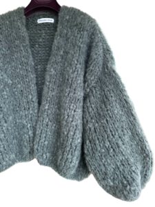 Dit oversized damesvest in zachte mosgroene mohair is met de hand gebreid. Het vest is gebreid met mohair Lang Yarns (mohair 93% en polyamide 3%). Dit prachtige garen is heerlijk licht en zacht in een prachtige groene kleur.