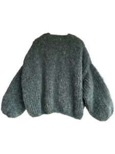 Dit oversized damesvest in zachte mosgroene mohair is met de hand gebreid. Het vest is gebreid met mohair Lang Yarns (mohair 93% en polyamide 3%). Dit prachtige garen is heerlijk licht en zacht in een prachtige groene kleur.