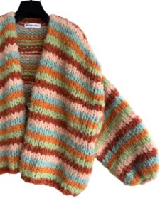 Hand gebreid damesvest gestreept in abrikoos, groen en oranje Maison Osé