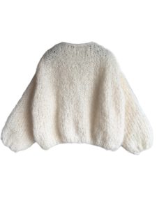 Dit licht oversized damesvest Jade in zachte roomwitte mohair met zijde is met de hand gebreid.
