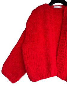 Hand gebreid oversized damesvest in felrode mohair