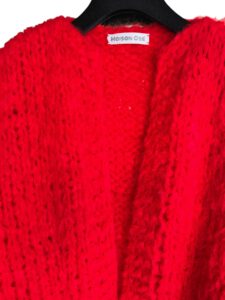 Hand gebreid oversized damesvest in felrode mohair