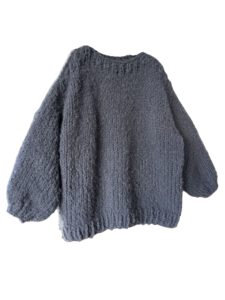 Hand gebreide boothals sweater van zachte merino – oversized & kriebelvrij