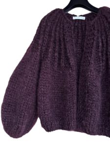 Hand gebreid aubergine mohair damesvest Stella in middellang model.
