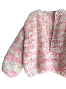 licht oversized damesvest Rose in zachte roomwitte mohair met roze accenten in alpaca is met de hand gebreid
