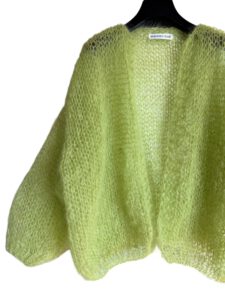 Hand gebreid lichtgewicht damesvest Lente in mohair pistache groen