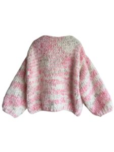 licht oversized damesvest in zachte roomwitte mohair met roze accenten in alpaca is met de hand gebreid