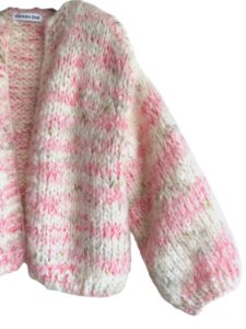 licht oversized damesvest Rose in zachte roomwitte mohair met roze accenten in alpaca is met de hand gebreid