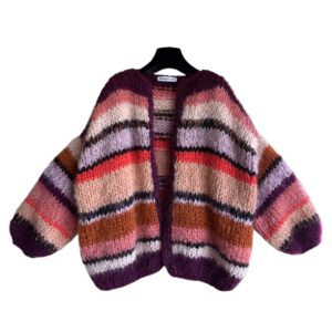 Het gestreepte damesvest Ella in zachte merino, alpaca, mohair en zijde is met de hand gebreid. Het vest is gebreid is gestreept in de kleuren berry, roze, lila, koraal, oranje en lichtroze.