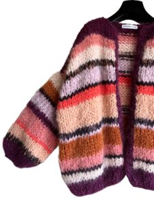 Het gestreepte damesvest Ella in zachte merino, alpaca, mohair en zijde is met de hand gebreid. Het vest is gebreid is gestreept in de kleuren berry, roze, lila, koraal, oranje en lichtroze.