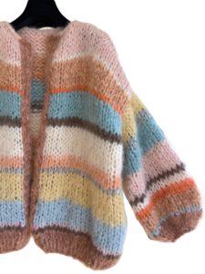 Het Mia vest is gebreid is gestreept in de kleuren camel, bruin, ecru, lichtblauw, licht turquoise, lichtgeel en lichtroze.