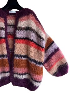 Hand gebreid oversized damesvest Ella gestreept berry koraal roze