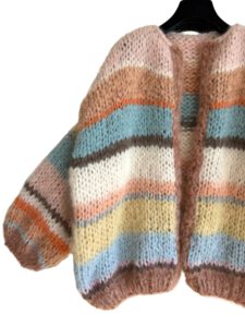 Hand gebreid oversized damesvest Mia gestreept camel lichtgeel roze zilver