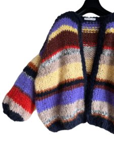 Hand gebreid oversized damesvest June gestreept navy geel paars