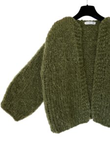 Hand gebreid oversized damesvest Jade in olijfgroene mohair