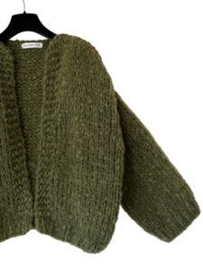 Hand gebreid oversized damesvest Jade in olijfgroene mohair