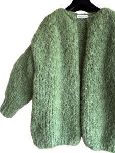 Zacht groen handgebreid oversized mohair vest van Maison Osé met chunky knit structuur en volumineuze mouwen voor dames.