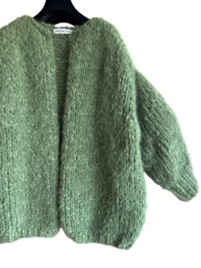 Hand gebreid oversized damesvest in spirulina groene mohair