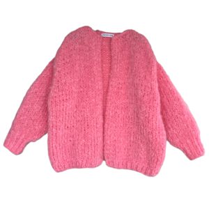 Dit oversized damesvest Hannah in zachte perzik roze mohair is met de hand gebreid.