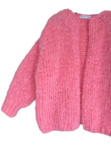 Hand gebreid oversized damesvest in perzik roze mohair