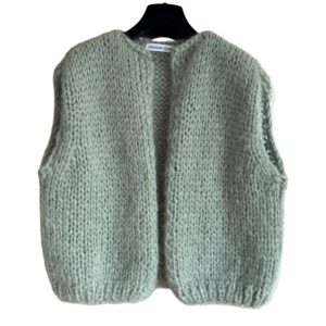 Dit mouwloze damesvest Jill in zachte salie groene mohair en zijde is met de hand gebreid. Het mouwloze vest is gebreid met mohair Lang Yarns Mohair Luxe.
