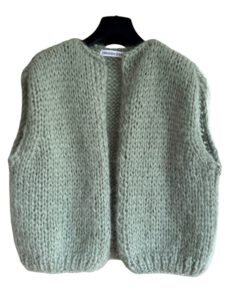 Dit mouwloze damesvest Jill in zachte salie groene mohair en zijde is met de hand gebreid. Het mouwloze vest is gebreid met mohair Lang Yarns Mohair Luxe.