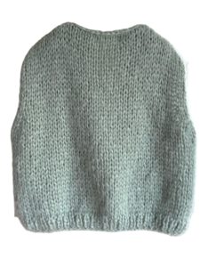 Dit mouwloze damesvest Jill in zachte salie groene mohair en zijde is met de hand gebreid. Het mouwloze vest is gebreid met mohair Lang Yarns Mohair Luxe.