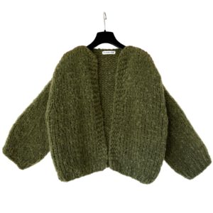 hand gebreid vest Jade met kimono mouwen in olijfgroene mohair