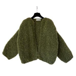Hand gebreid oversized damesvest Jade in olijfgroene mohair