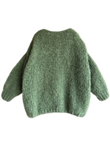 Zacht spirulina groen handgebreid oversized mohair vest van Maison Osé met chunky knit structuur en volumineuze mouwen voor dames.