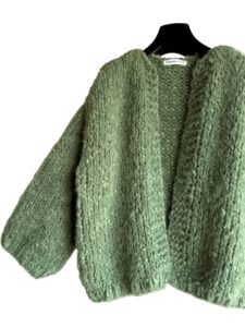 Hand gebreid oversized damesvest Jade in spirulina groene mohair
