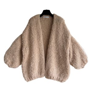 Hand gebreid vest Serene in beige kleur gemaakt met 100% natuurlijk garen