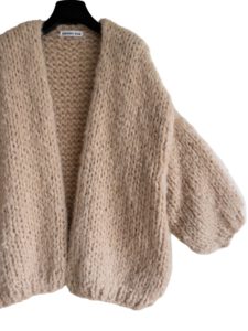 Hand gebreid vest Serene in beige kleur gemaakt met 100% natuurlijk garen