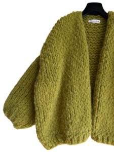 Handgebreid olijfgroen damesvest Cocoon van zachte Italiaanse wol – oversized & kriebelvrij