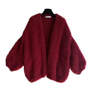 Hand gebreid oversized damesvest Serene in ossenbloedrood