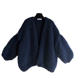 Handgebreid navy damesvest Cocoon van zachte Italiaanse wol – oversized & kriebelvrij