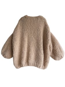 Dit oversized damesvest Serene in zachte beige fluffy merino en mohair met zijde is met de hand gebreid. Het vest is gebreid met twee draden mohair Lang Yarns Avalon (extra fine merino 60% en merino 40%) en drie draden Lang Yarns mohair luxe (mohair 77% en 23% zijde). Dit prachtige garen is heerlijk licht en zacht in een prachtige beige kleur. Het beige damesvest kan het hele jaar door gecombineerd worden. Het vest is heerlijk zacht en kriebelt niet. Het Serene vest is gemaakt van 100% natuurlijke garens, pure luxe!.