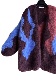 Hand gebreide mohair cardigan Marley in aubergine met ingebreide camo style kleuren in blauw en burgundy. Uniek gebreid vest van mohair in camo patroon.