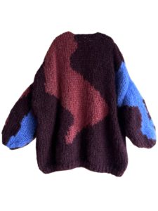Hand gebreide mohair cardigan Marley in aubergine met ingebreide camo style kleuren in blauw en burgundy. Uniek gebreid vest van mohair in camo patroon.